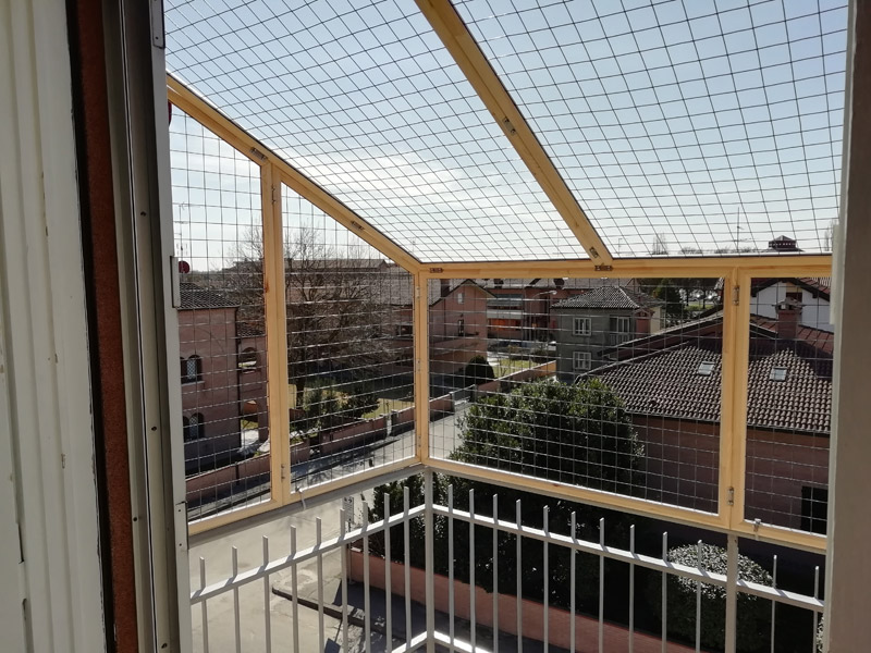 Protezione del balcone a chiusura totale e tetto inclinato by  RecintoperGatti